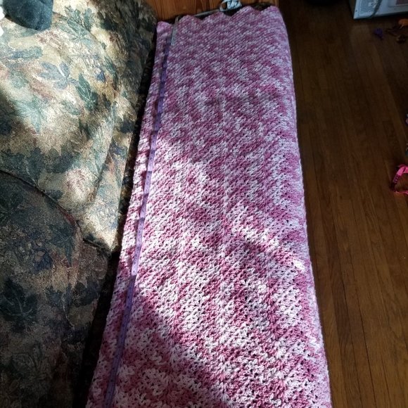 Crochet, lace pattern, scallope edge, pink afghan/throw/wrap/blanket, handmade - Picture 4 of 7